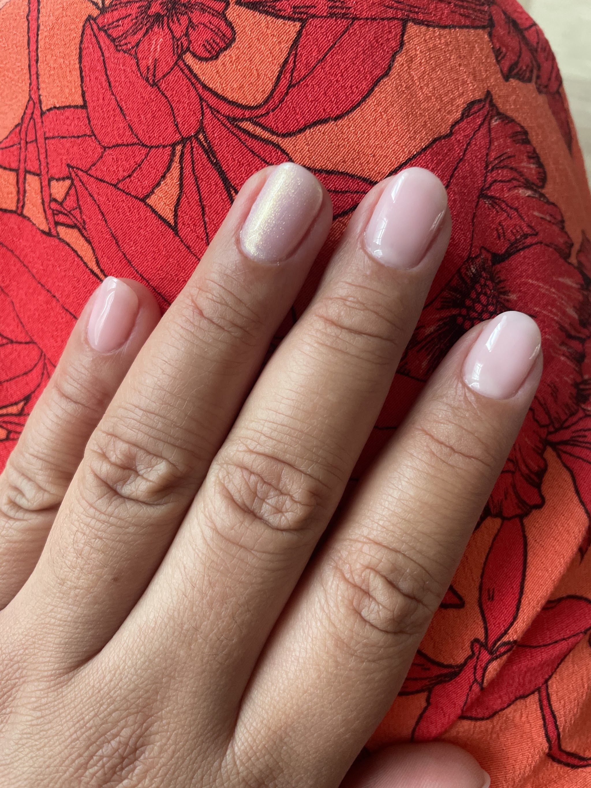 Korte nagels in pearl-roze, een nagel met een parelmoer glans