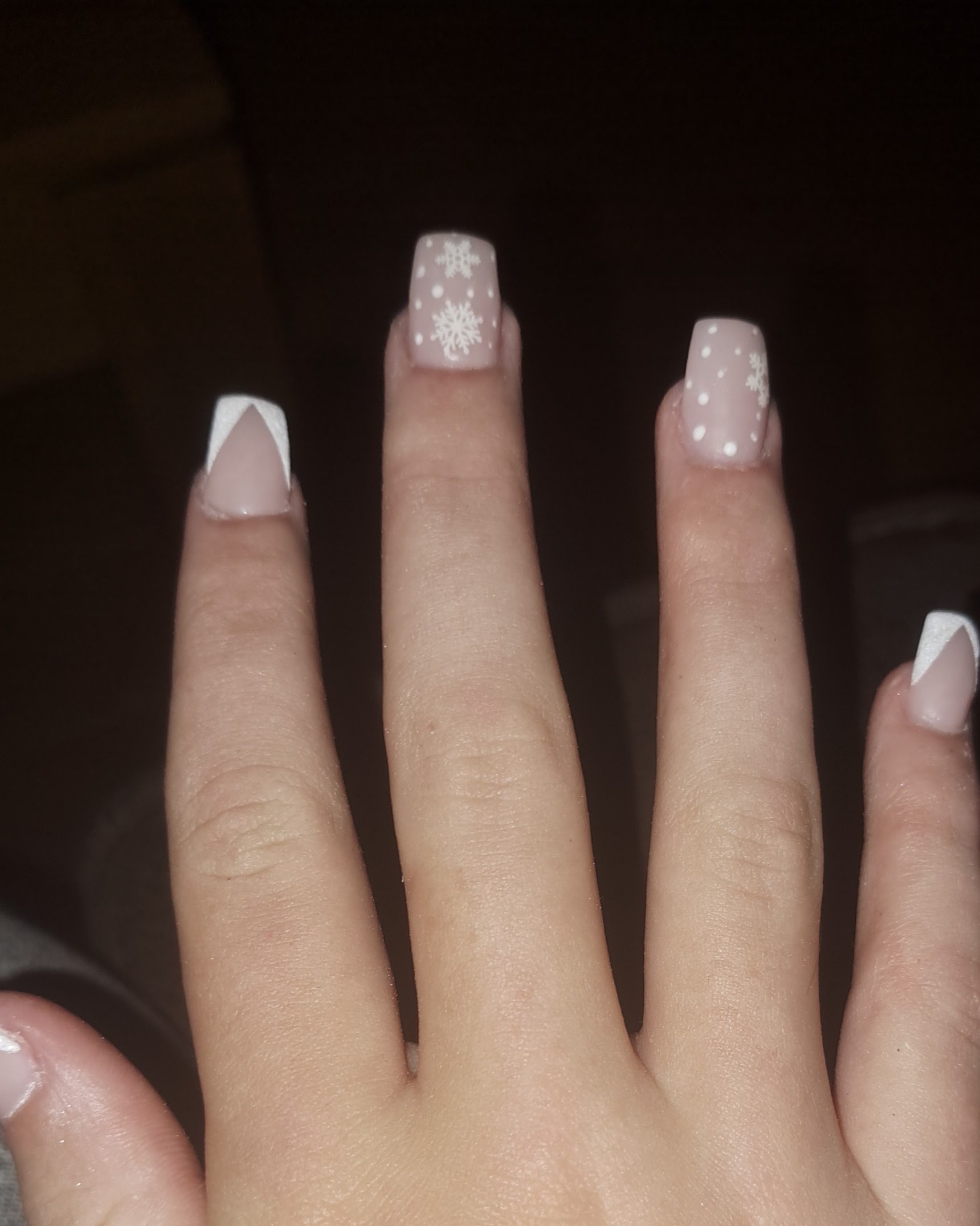 Nude nagels met witte sneeuwvlokjes en witte French tips